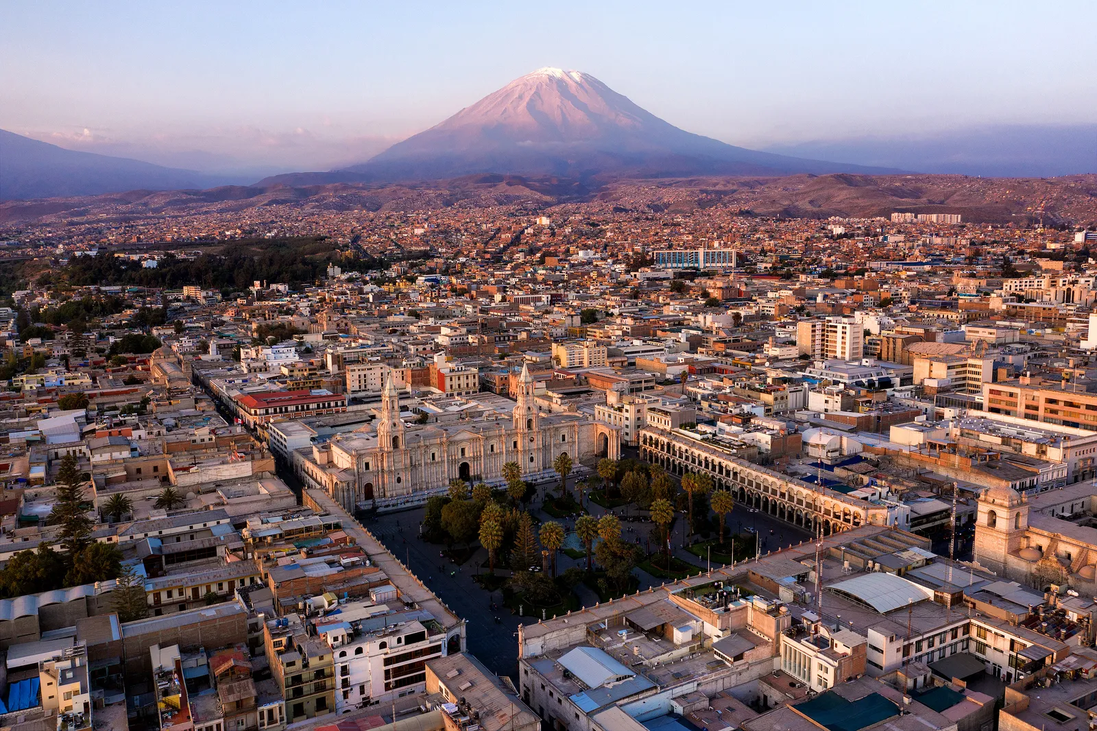 Plaza de Armas de Arequipa con el volcán Misti