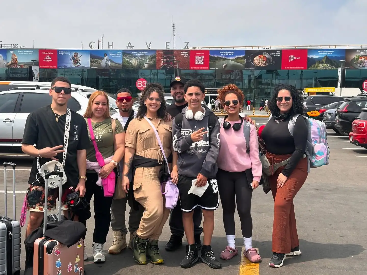 Viajeros disfrutando una experiencia en Perú