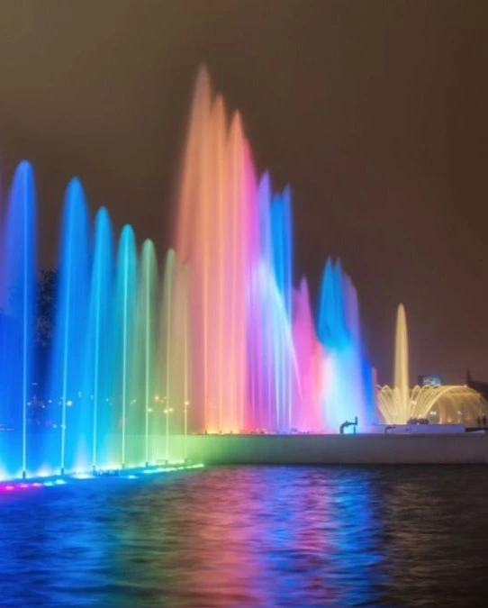Fuentes iluminadas del Circuito Mágico del Agua en Lima